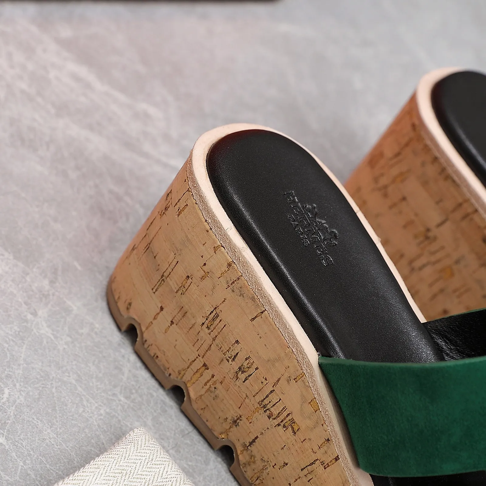 👟👟Ex-factory price 560👟👟 💥2024💥Hermès will continue the classic in 2022 Hermès Wood Grain Wedge H Slippers Hermès’ wedge sandals are the simplest, most durable and elegant I have ever seen! ! ! You can hold any style, the height of the 6cm wedge heel is easy to control, and the colors are all matching. The upper and the feet have her unique style, be sure to buy this one, it is truly classic, easy to wear and look good! Fabric: Imported cowhide, sheepskin lining, sheepskin feet, Italian original leather outsole welt, log water pine wrapped water table, rubber non-slip original outsole Color: 11 colors Code number: 35-40 Full set of original packaging